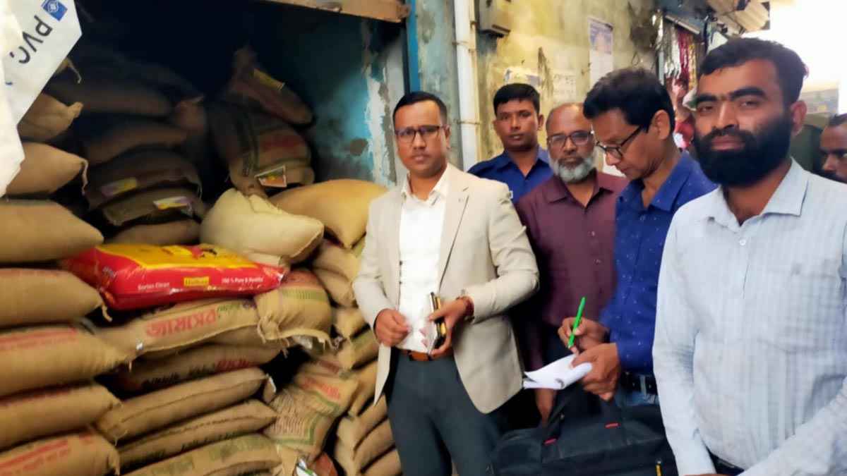 কুমারখালীতে প্লাস্টিকের মোড়ক ব্যবহার করায় ৩ ব্যসায়ীকে জরিমানা