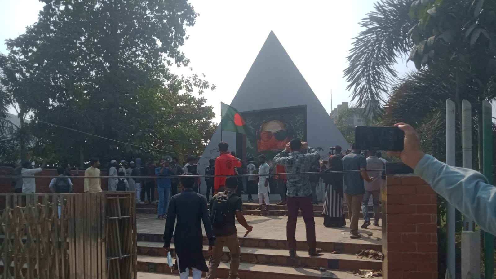 মাগুরায় শেখ মুজিবের ম্যুরাল ভাঙল ছাত্রজনতা