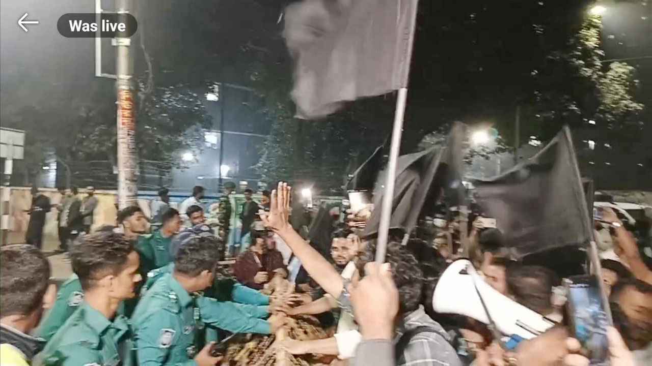 শহীদ মিনারে রাষ্ট্রপতির শ্রদ্ধা জানানোর সময় ‘গো ব্যাক চুপ্পু’ স্লোগান