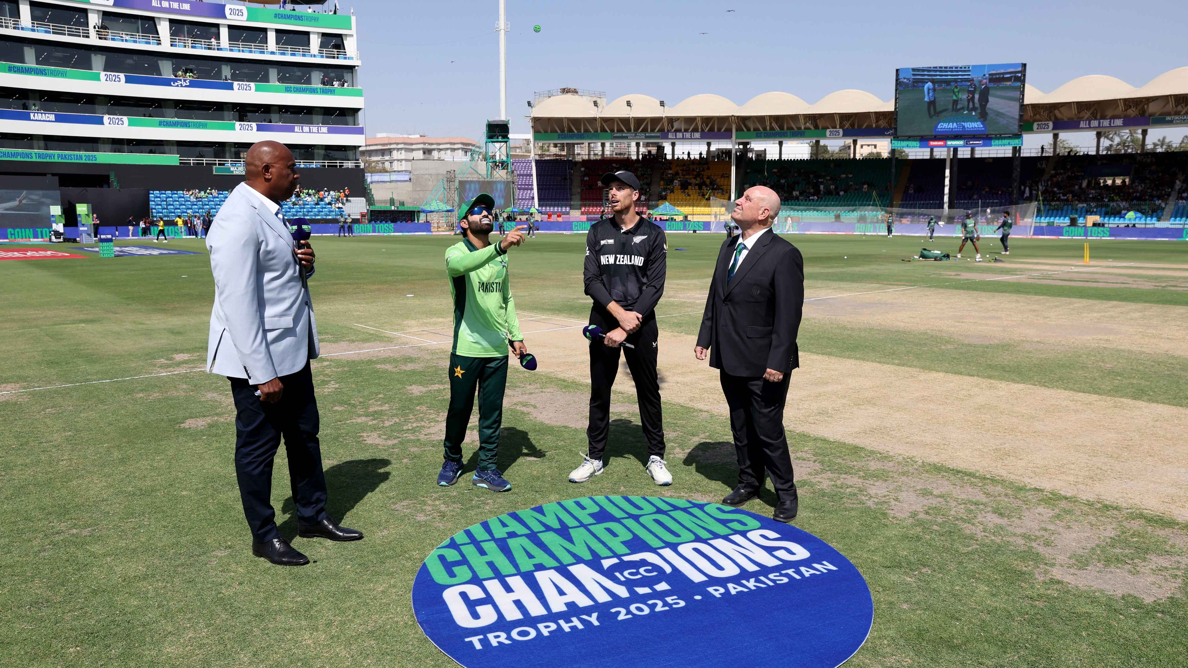 উদ্বোধনী ম্যাচে নিউজিল্যান্ডের বিপক্ষে বোলিংয়ে পাকিস্তান