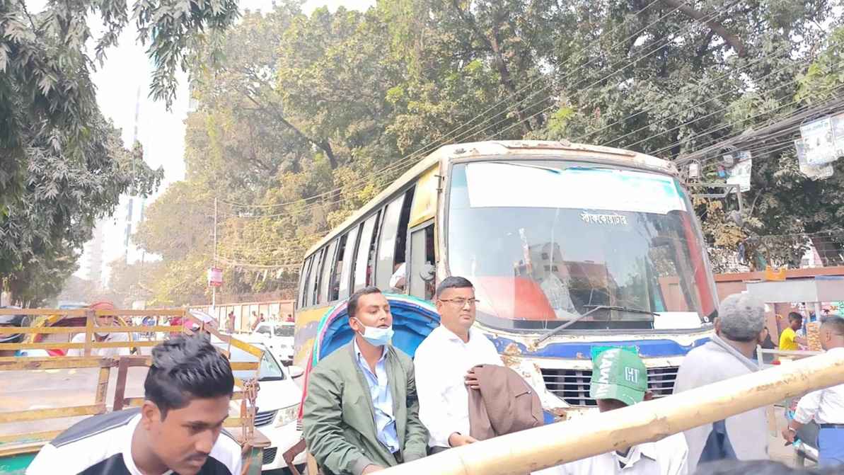 সড়ক বন্ধ করে দিয়েছেন তিতুমীর কলেজের শিক্ষার্থীরা, জনভোগান্তি চরমে