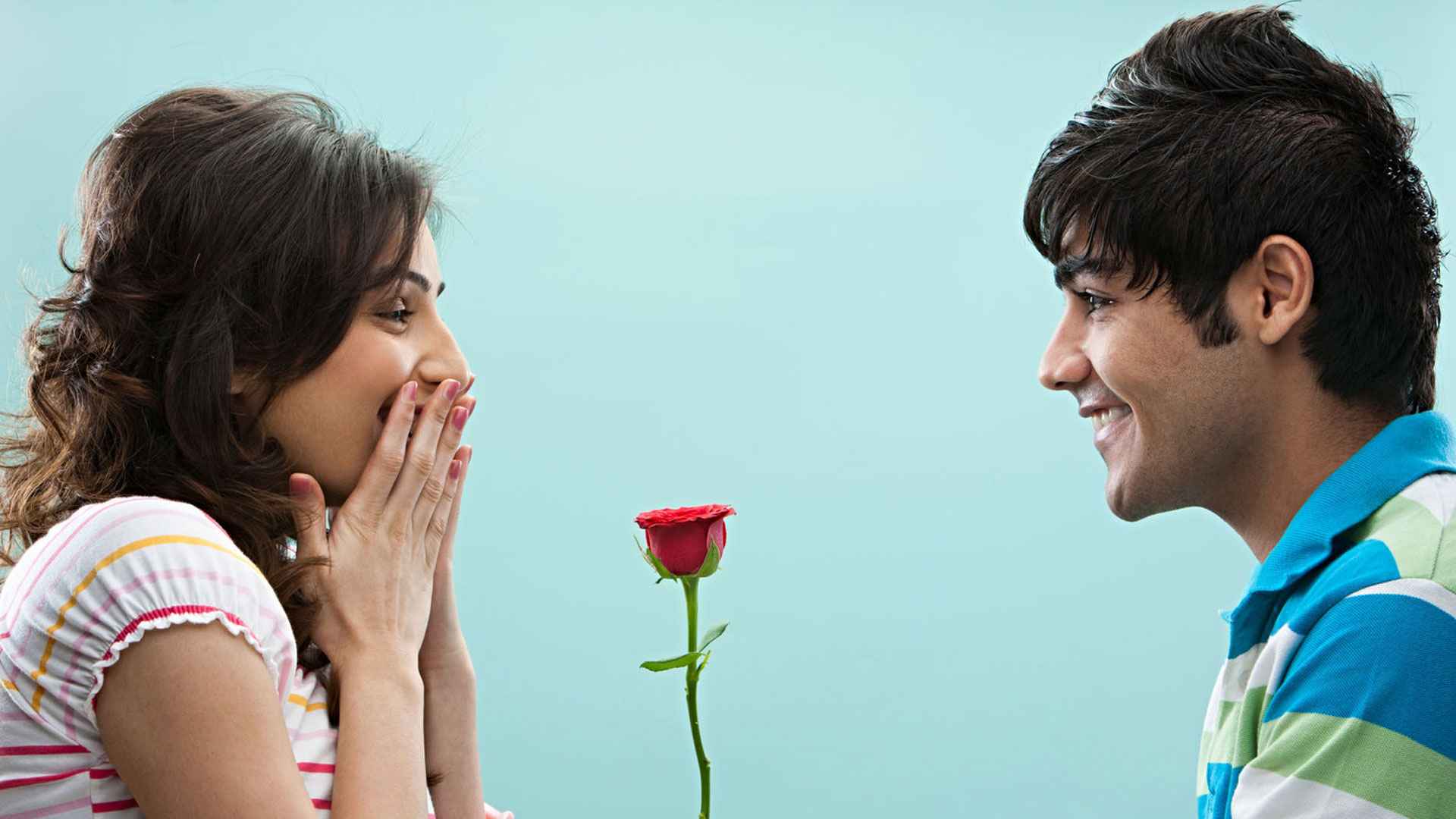 প্রেম নিবেদন করতে লাল গোলাপ দেওয়া হয় কেন?