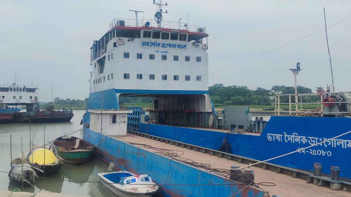 শরীয়তপুর-চাঁদপুর নৌরুটে ফেরি চলাচল বন্ধ
