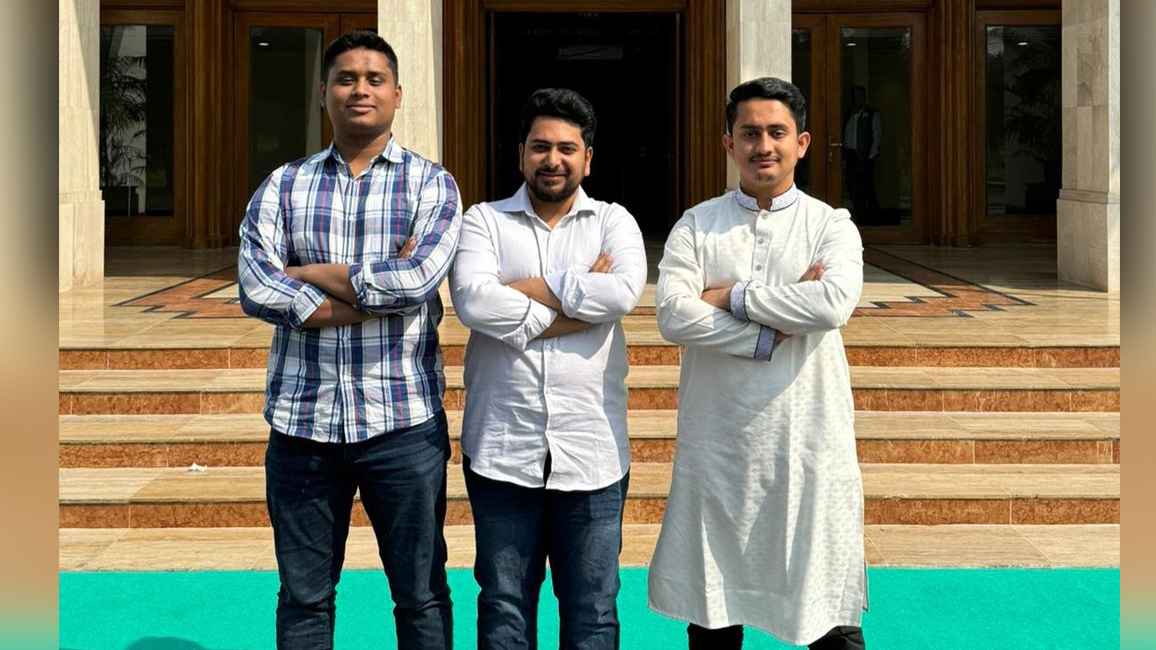 দুই সহযোদ্ধাকে পাশে রেখে যে বার্তা দিলেন সারজিস