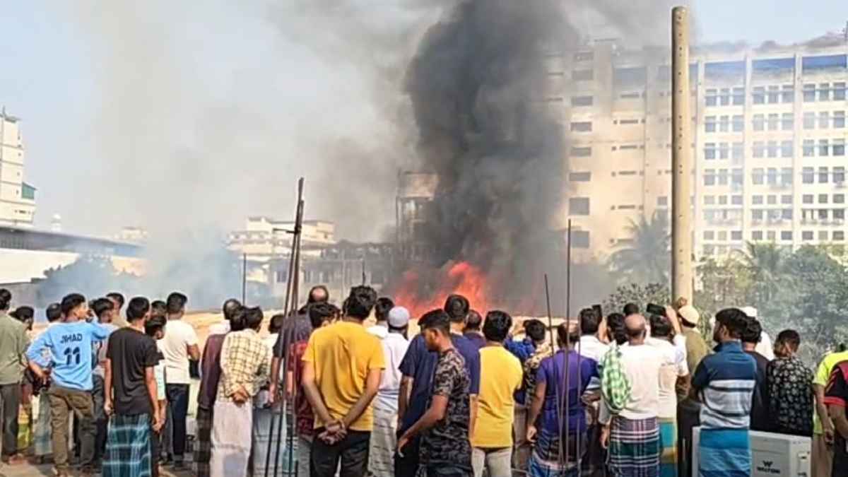 সাভারে প্যাকেজিং গোডাউনে আগুন