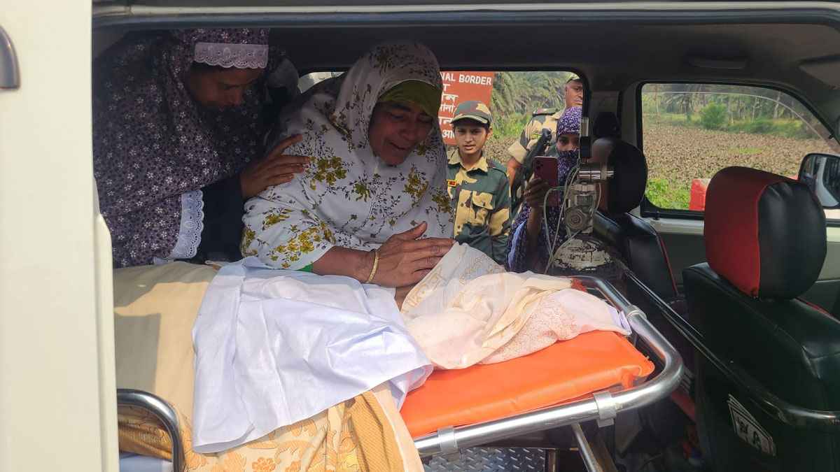 মৃত মাকে জিরো লাইনে শেষবিদায় জানালেন ভারতীয় মেয়ে