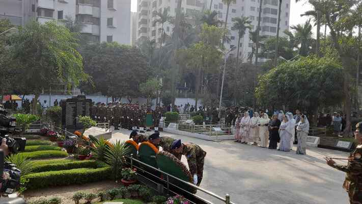 শহীদদের প্রতি স্বরাষ্ট্র উপদেষ্টাসহ তিন বাহিনীর প্রধানের শ্রদ্ধা