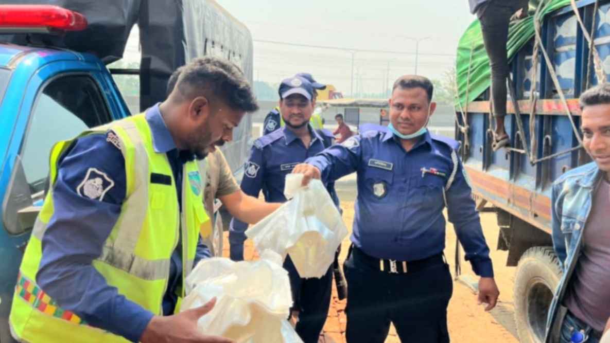 উল্লাপাড়ায় ট্রাক ভর্তি নিষিদ্ধ পলিথিন জব্দ, আটক ২