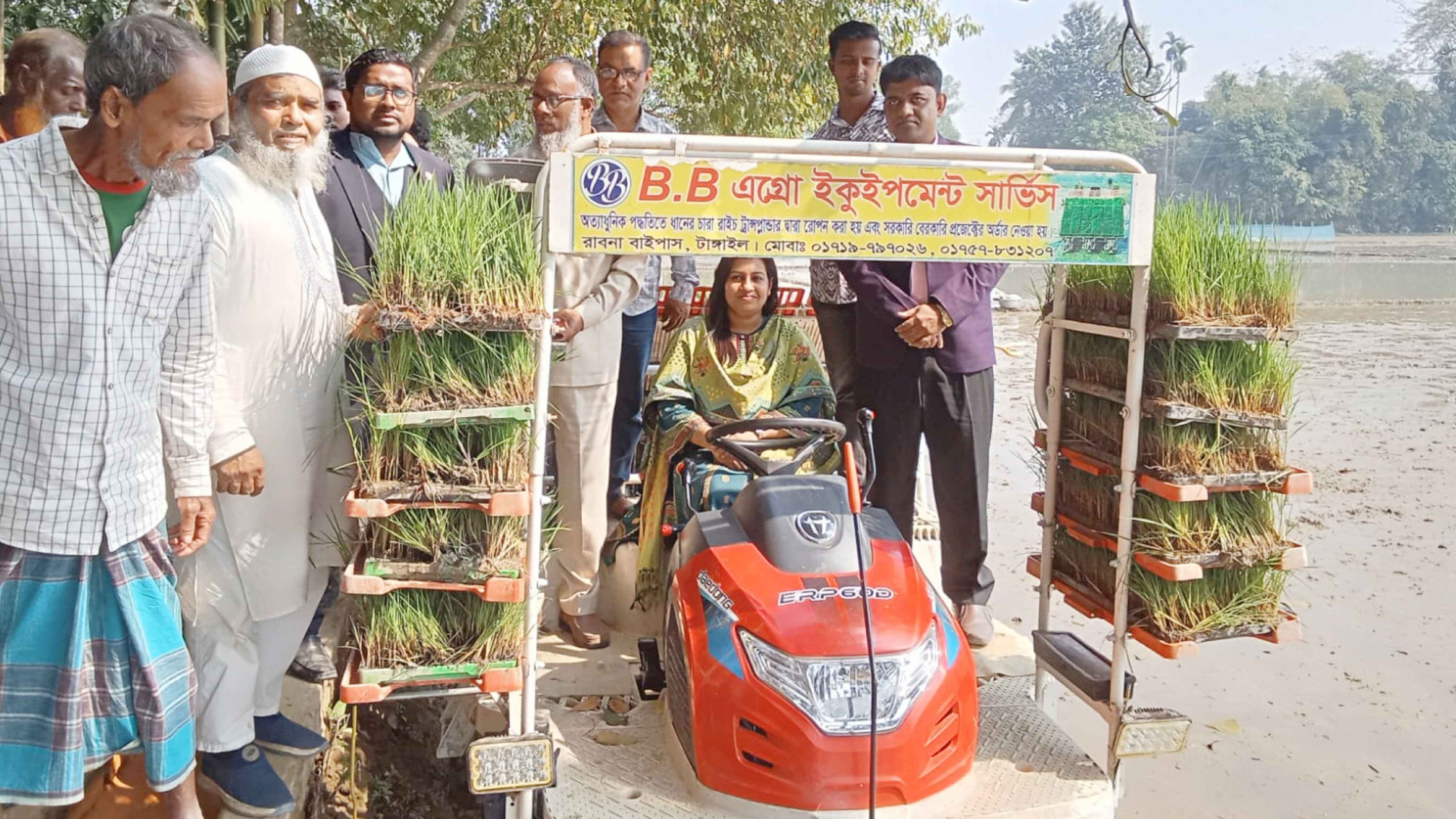 টাঙ্গাইলের ভূঞাপুরে ট্রান্সপ্লান্টার পদ্ধতিতে ধানের চারা রোপণ