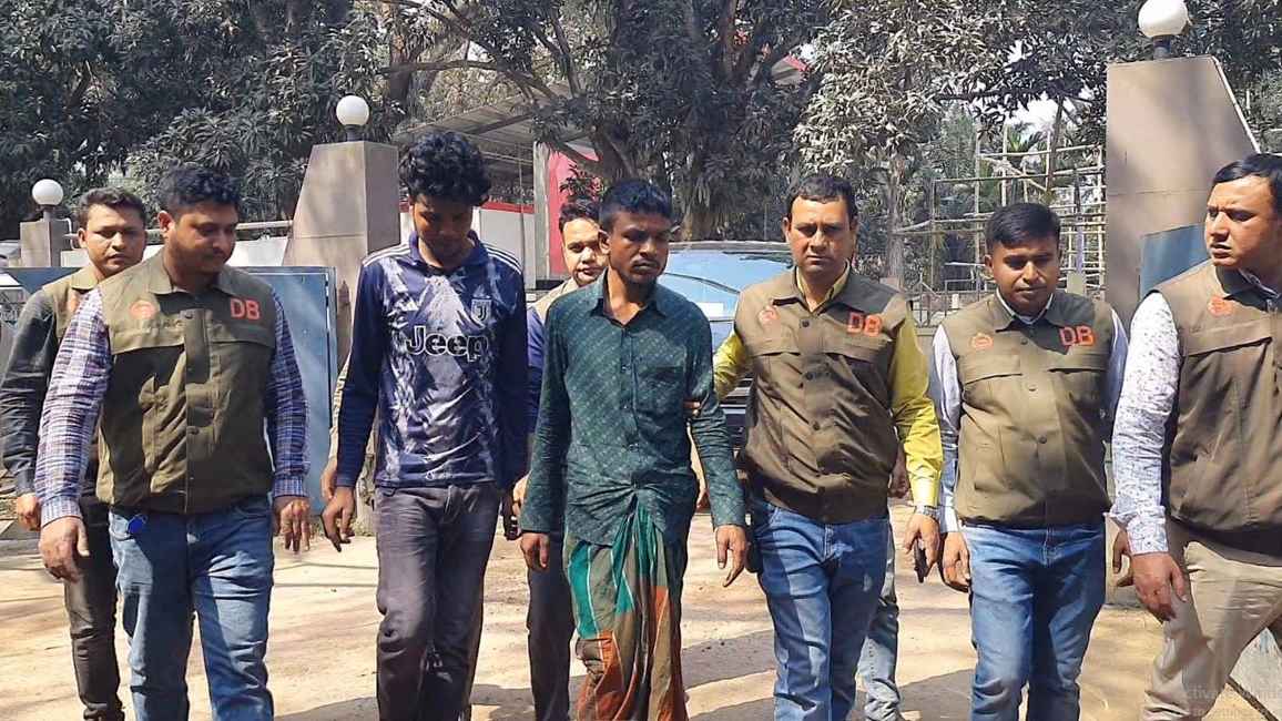 চলন্ত বাসে ডাকাতি-শ্লীলতাহানির মামলায় আরও ২ আসামি গ্রেফতার