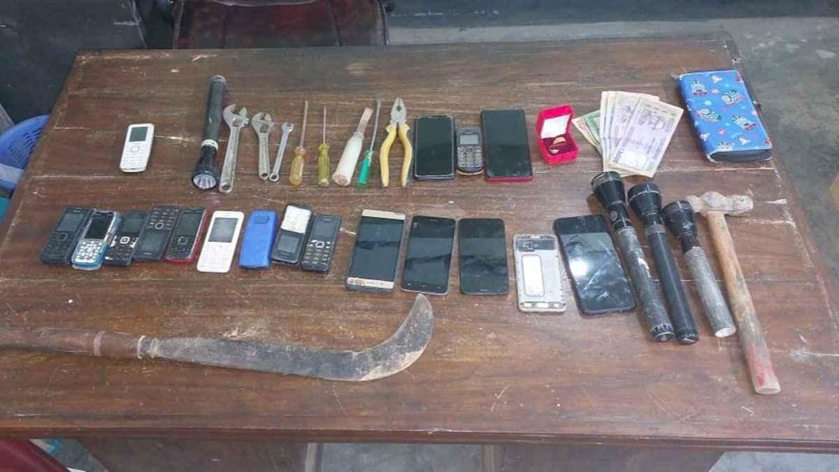 টাঙ্গাইলে শিক্ষা সফরের ৪ বাসে ডাকাতি-লুটপাট, গ্রেফতার ৪