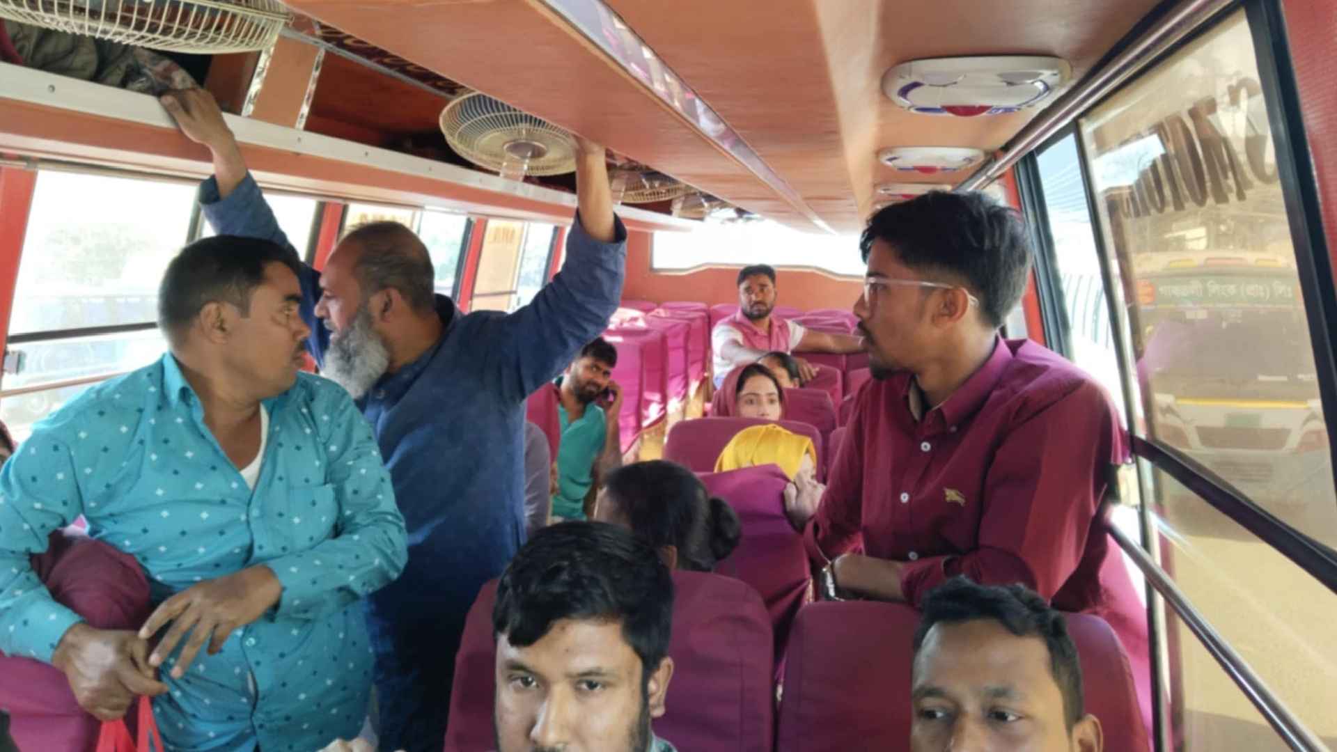 দিনে-দুপুরে মহাসড়কে বাসে ছিনতাই, আহত ৩