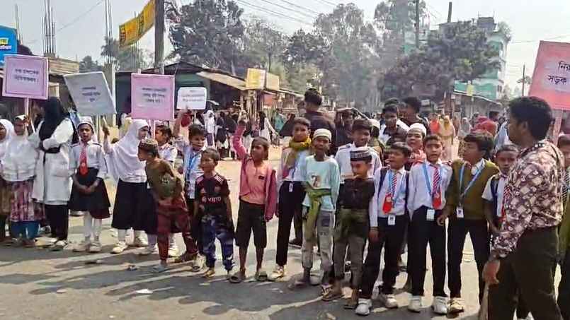 অটোরিকশার ধাক্কায় স্কুলছাত্রী নিহত, সড়ক অবরোধ