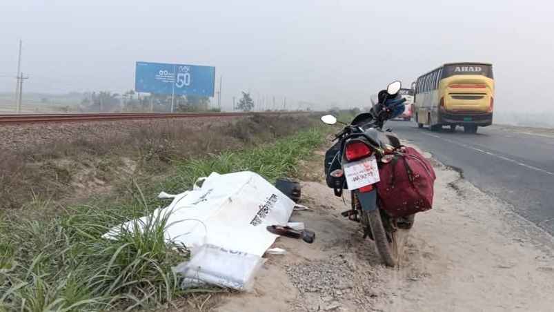 মোটরসাইকেলে ওড়না পেঁচিয়ে নারীর মৃত্যু