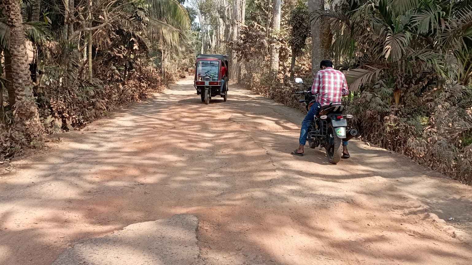 রাস্তার কাজ না করেই টাকা তুলে নিয়ে আত্মগোপনে ঠিকাদার, ভোগান্তি চরমে