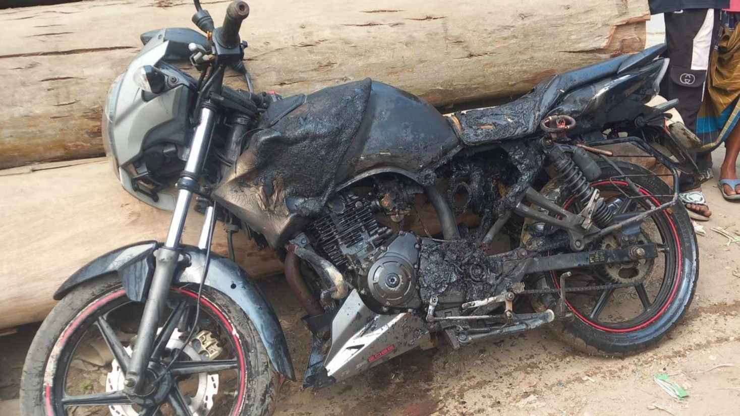 যুবদল নেতাকে কুপিয়ে জখম, মোটরসাইকেল পুড়িয়ে আ.লীগ নেতাকে পুলিশে সোপর্দ