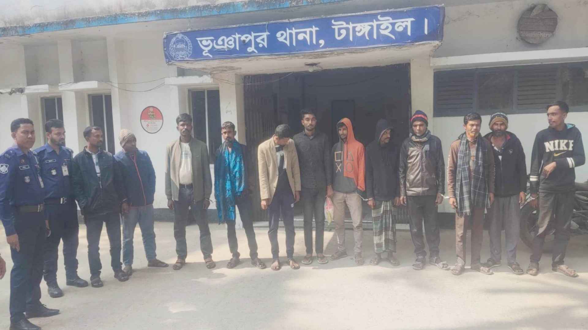 টাঙ্গাইলে জুয়ার আসরে পুলিশের হানা, গ্রেফতার ১১