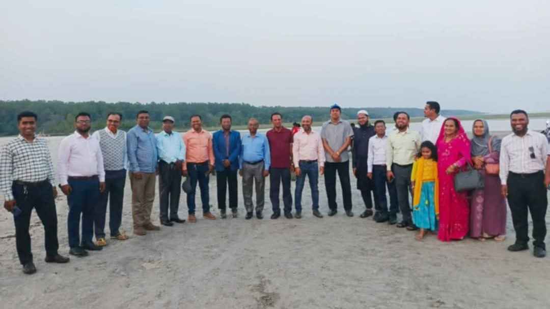 শিক্ষকদের থেকে চাঁদা তুলে আনন্দ ভ্রমণে প্রাথমিক শিক্ষা কর্মকর্তারা