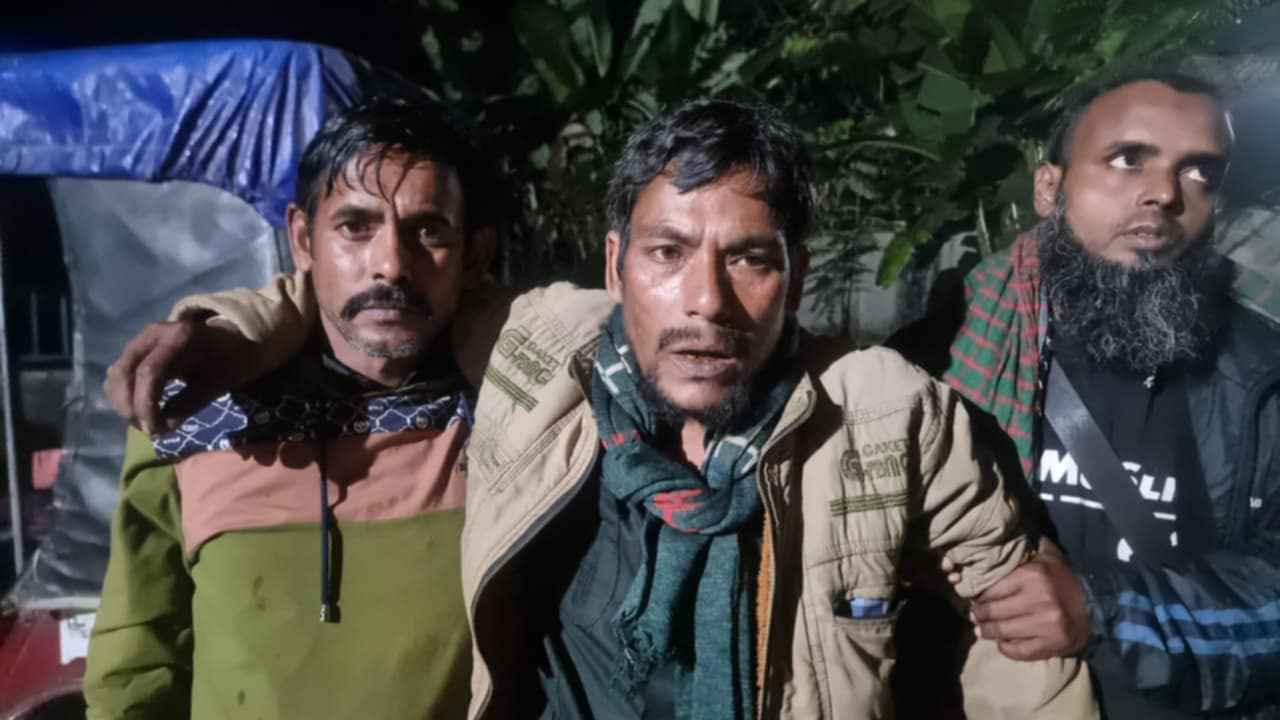 কুকুরের তাড়া খেয়ে ভ্যানচালককে বেঁধে পেটালেন ম্যাজিস্ট্রেট