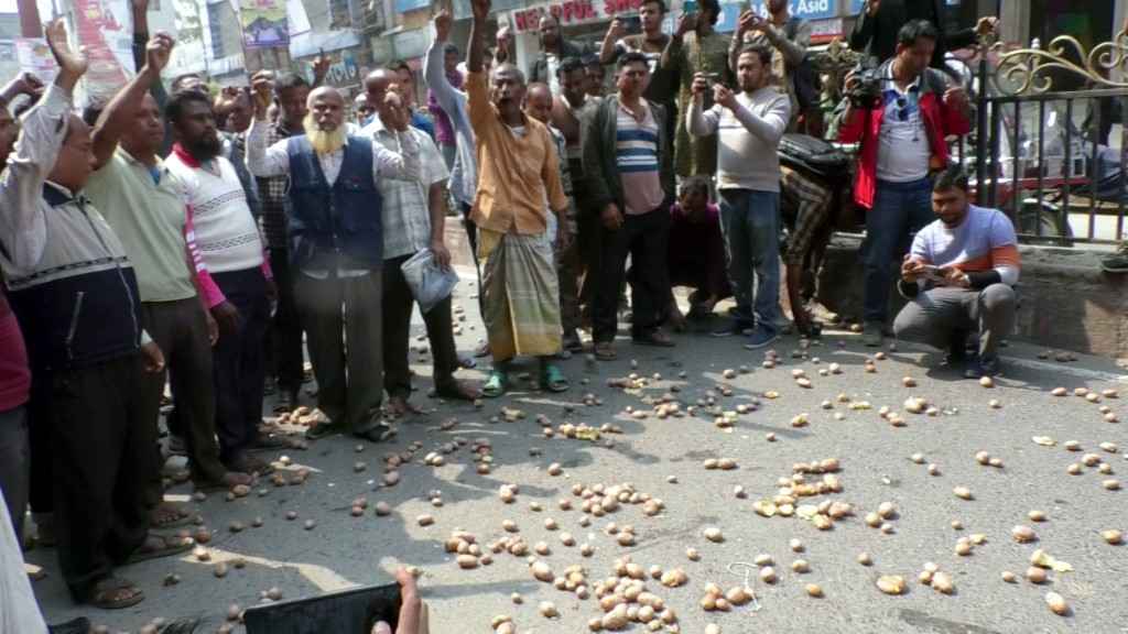 সড়কে আলু ফেলে কোল্ডষ্টোর ভাড়া কমানোর দাবিতে আলু চাষিদের বিক্ষোভ