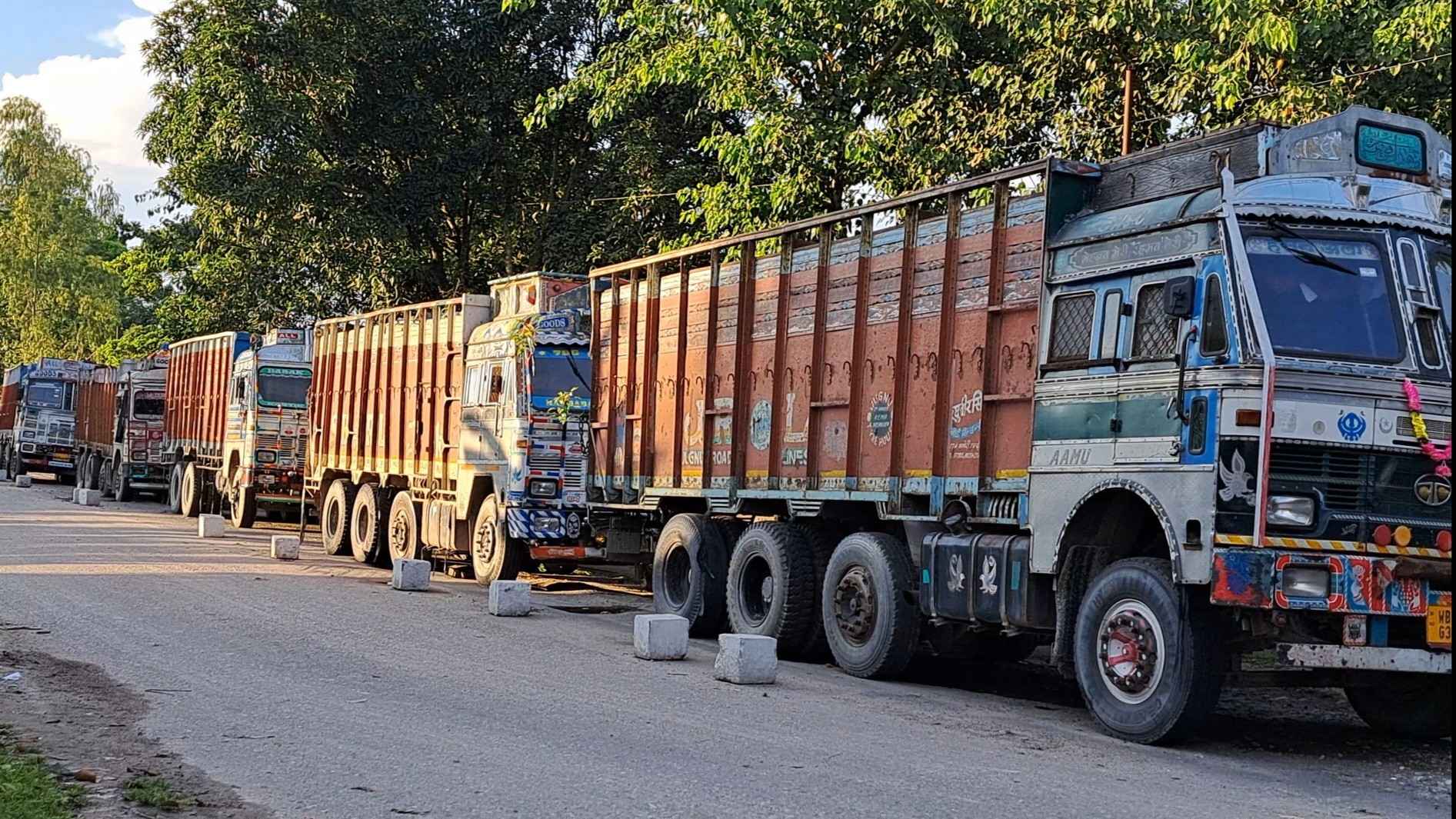 আমদানি মূল্য কমানোর দাবিতে পাথর আমদানি বন্ধ বুড়িমারী আমদানিকারকদের