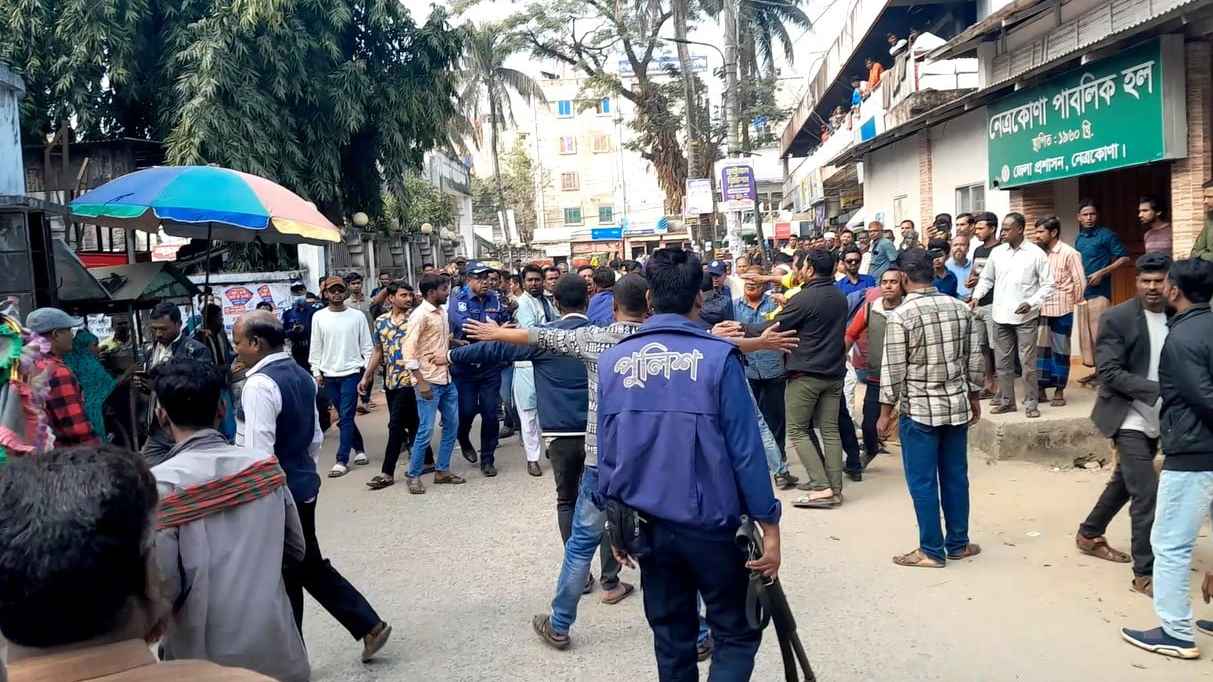নেত্রকোনায় মানববন্ধনে হামলা, আহত ৮