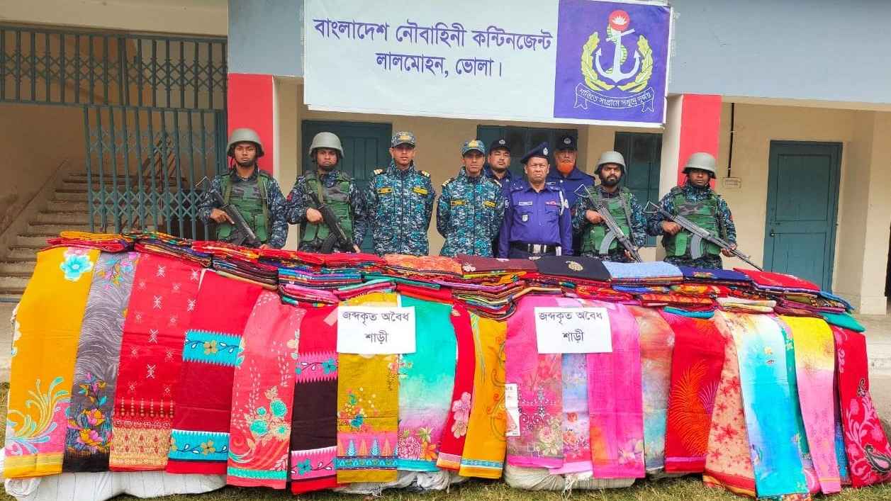 পরিত্যক্ত নসিমন থেকে বিপুল পরিমাণ বিদেশি শাড়ি জব্দ