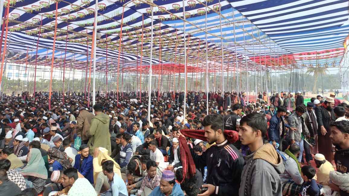 মাহফিলে আজহারী উঠবেন রাতে, সকাল থেকে মানুষের ঢল