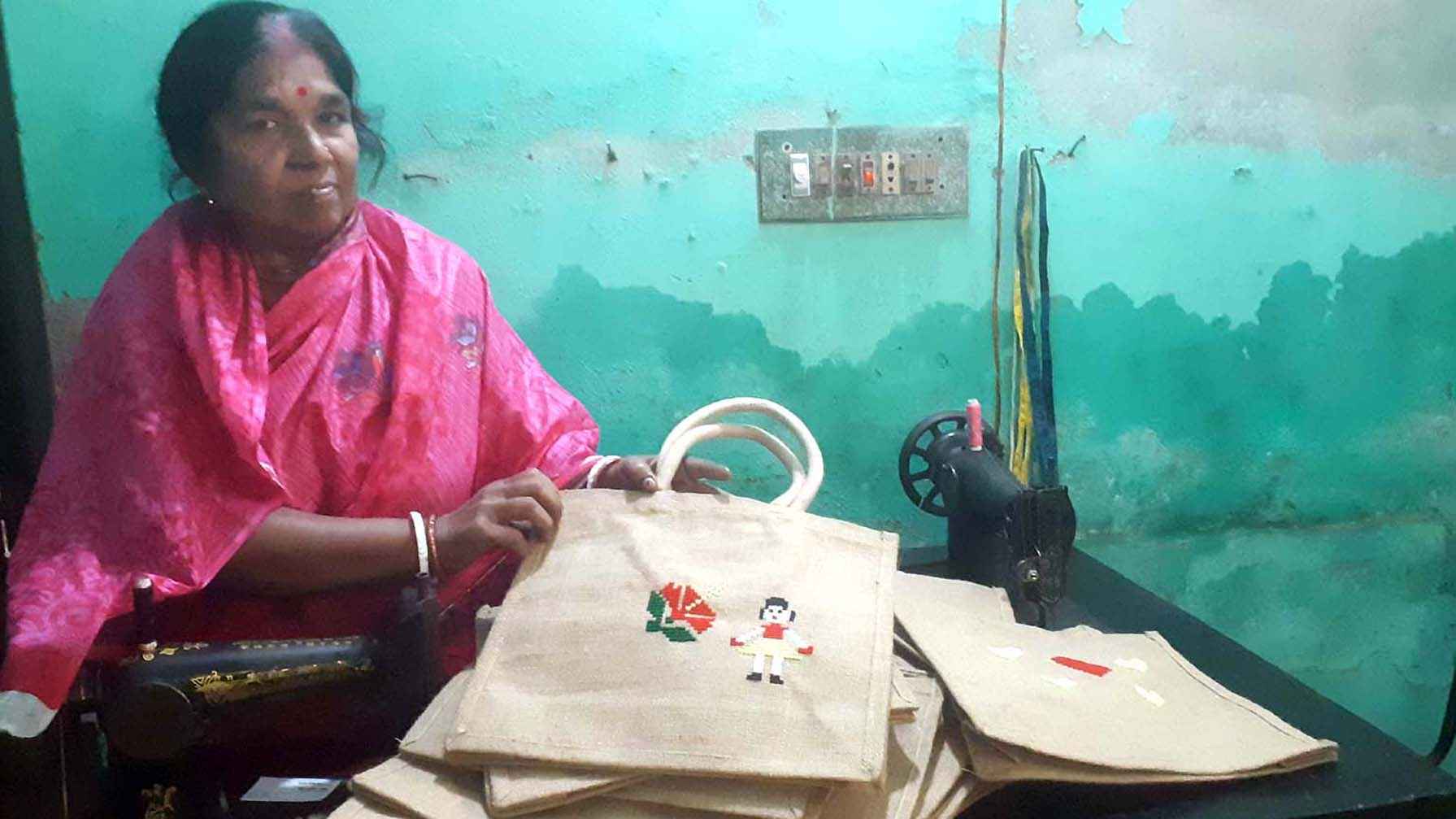 মণিরামপুরে পলিথিনের বিকল্প পাট পণ্য তৈরি প্রশিক্ষণে ঝুঁকছেন নারীরা