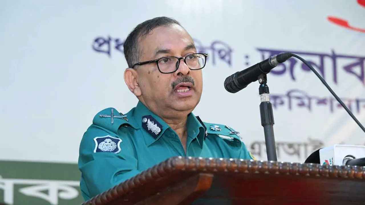 পুলিশে পিএইচডি-ব্যারিস্টারের প্রয়োজন নিয়ে প্রশ্ন ডিএমপি কমিশনারের