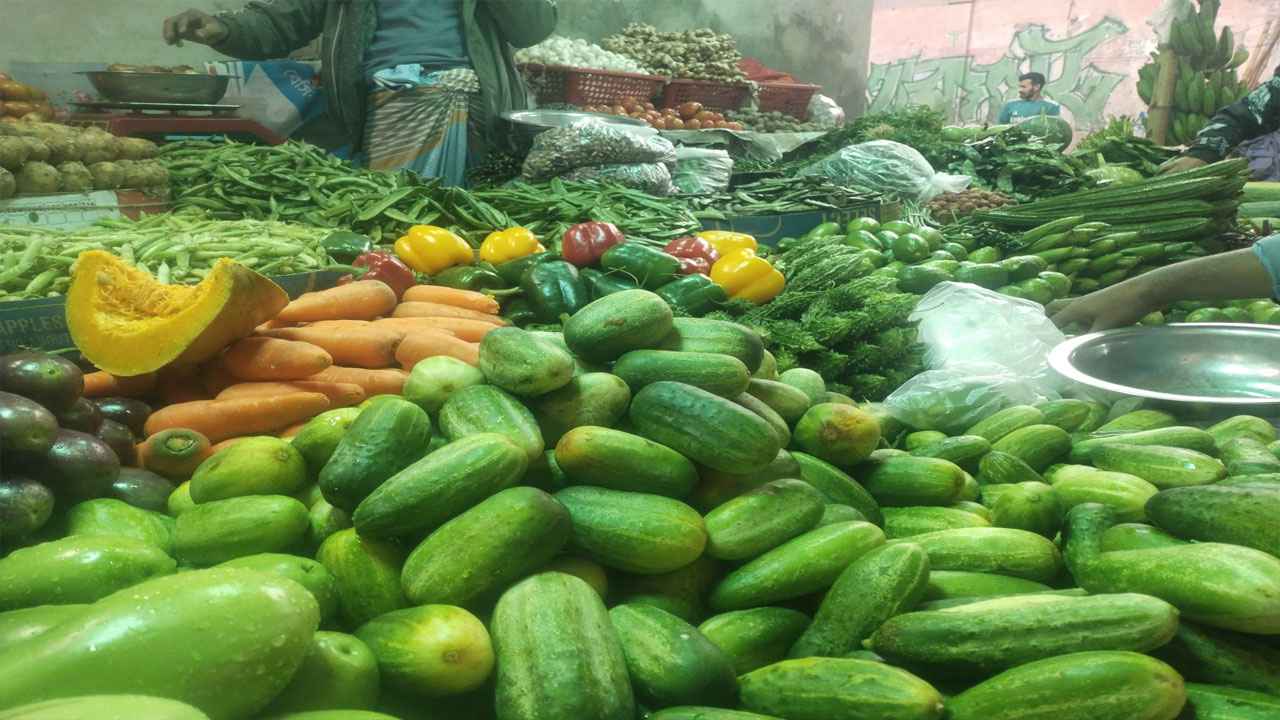 ভ্যান গাড়ির সবজিতেই ক্রেতাদের স্বস্তি
