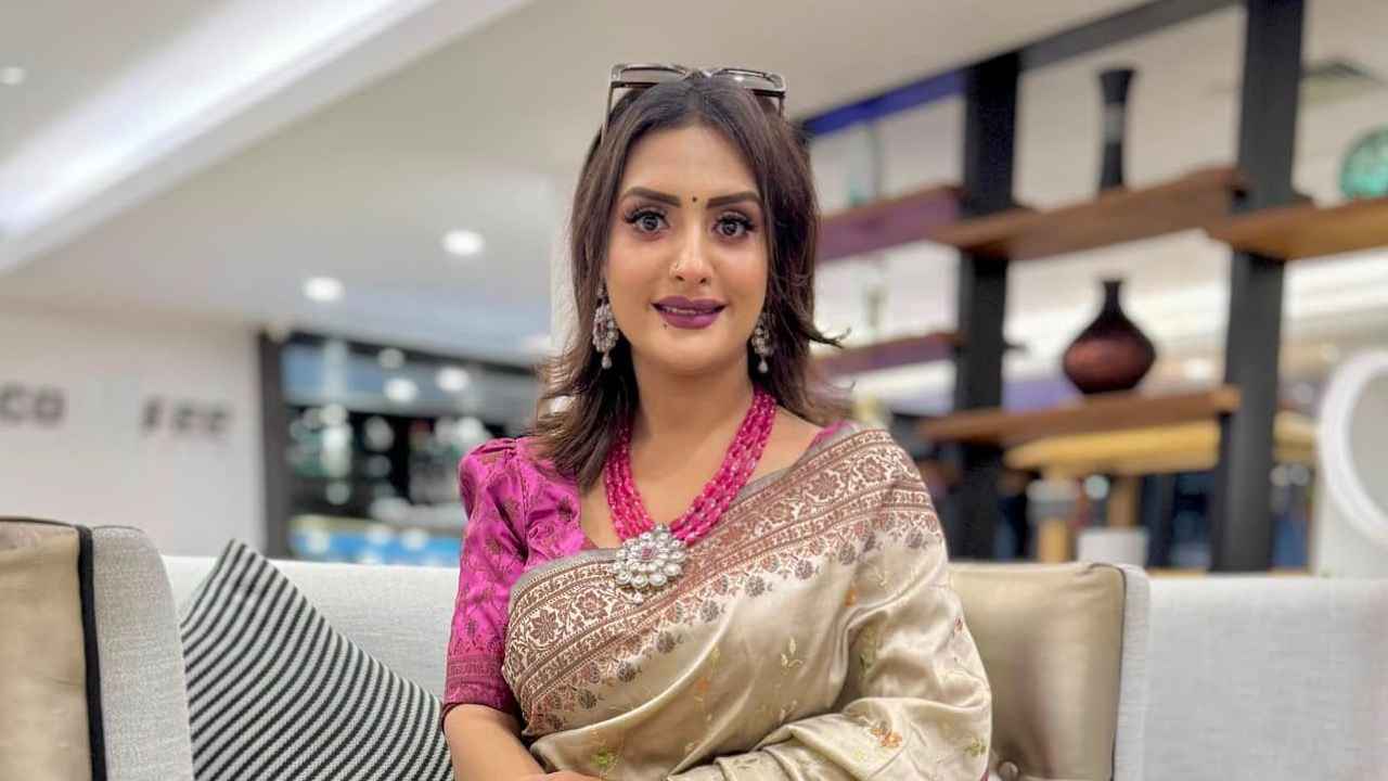 উবার চালকের অনাকাঙ্ক্ষিত আচরণ, গাড়িতে থেকে নায়িকার লাফ