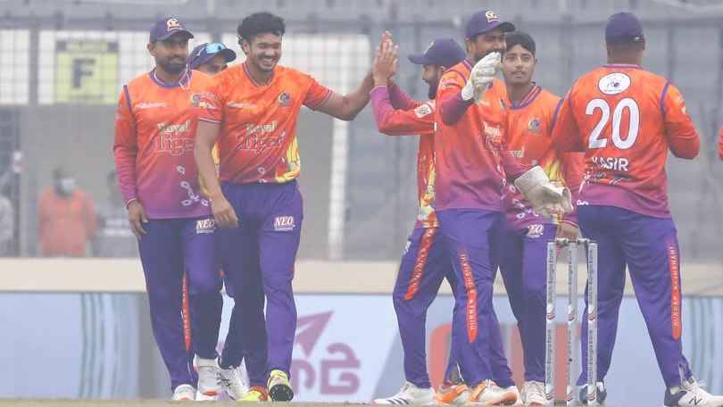 ৭ উইকেট নিয়ে ইতিহাসগড়া বোলিং তাসকিনের, ঢাকার পুঁজি ১৭৪