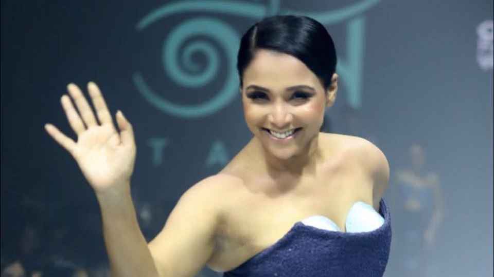 র‍্যাম্পে হেঁটে সমালোচনা, জবাব দিলেন রুনা খান 