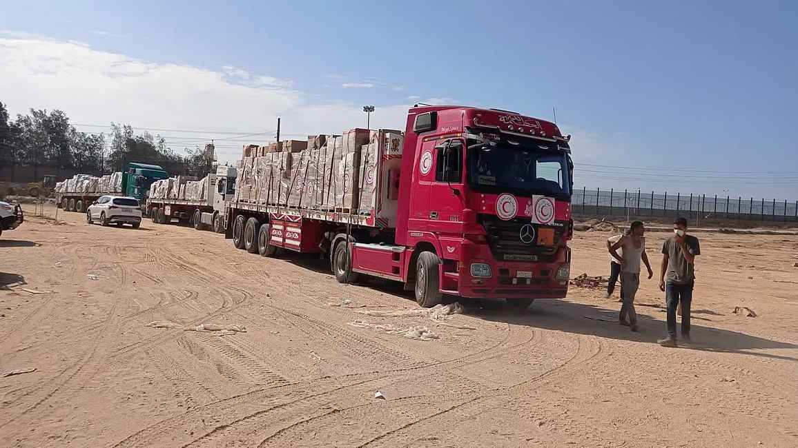 যুদ্ধবিধ্বস্ত গাজায় ঢুকতে শুরু করেছে ত্রাণবাহী ট্রাক