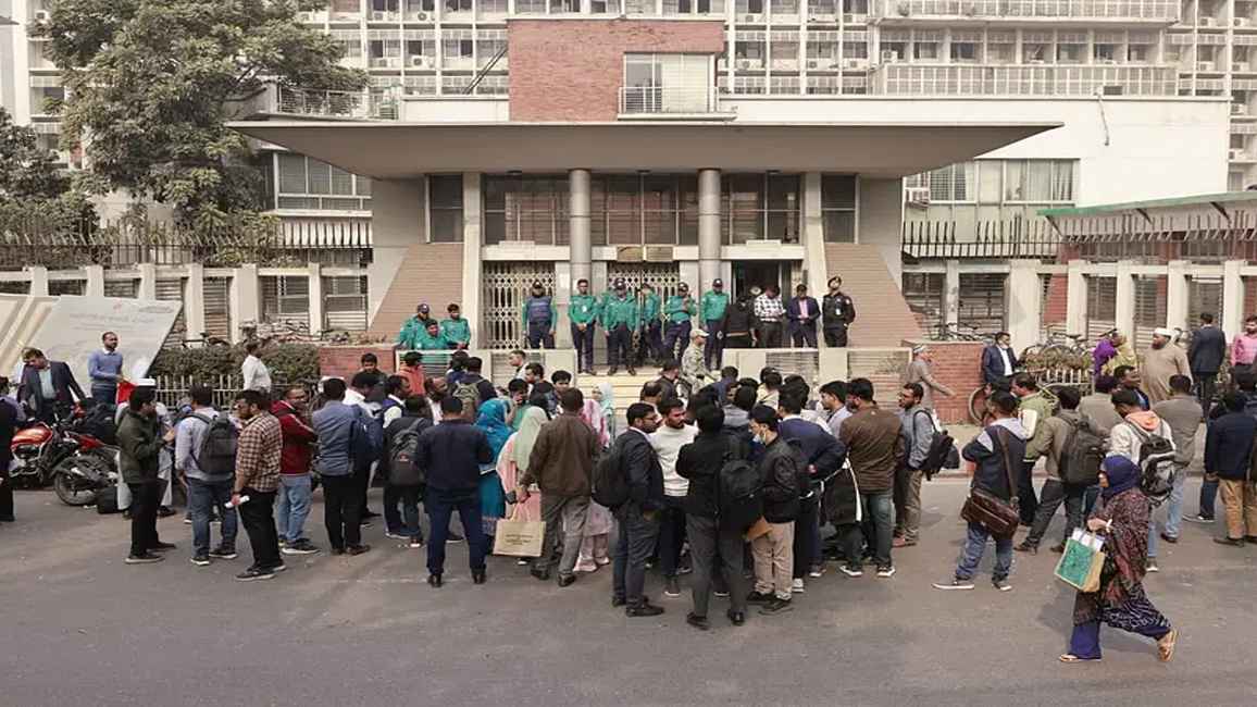 অন্তর্ভুক্তির দাবিতে সচিবালয়ে ৪৩তম বিসিএসে বাদ পড়া ২৬৭ জন