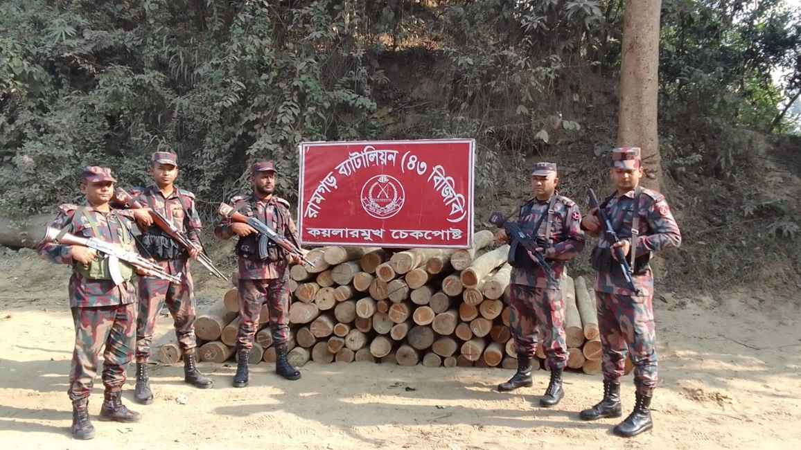 বিজিবির অভিযানে ৯৪ ঘনফুট কাঠ জব্দ