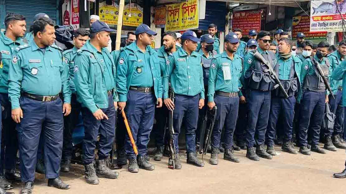 শান্ত নিউমার্কেট এলাকা, সতর্ক অবস্থানে পুলিশ