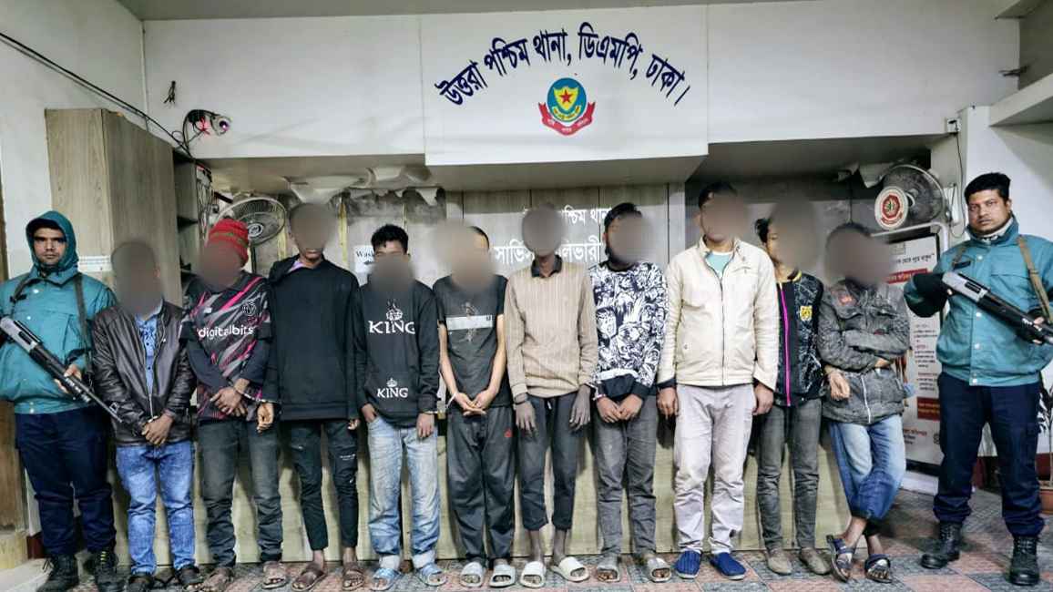 রাজধানীতে ছিনতাইকারী চক্রের ১২ সক্রিয় সদস্য গ্রেফতার