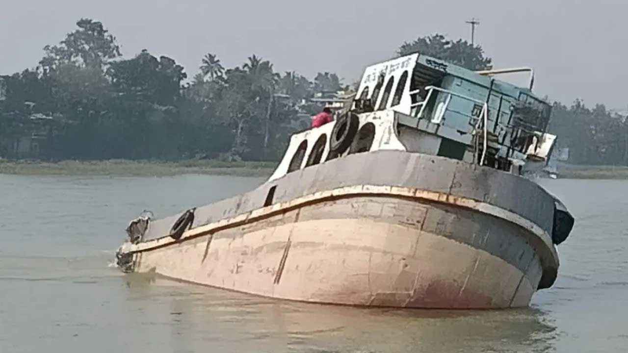 পশ্চিমবঙ্গে গঙ্গায় ডুবল ছাইভর্তি বাংলাদেশি জাহাজ