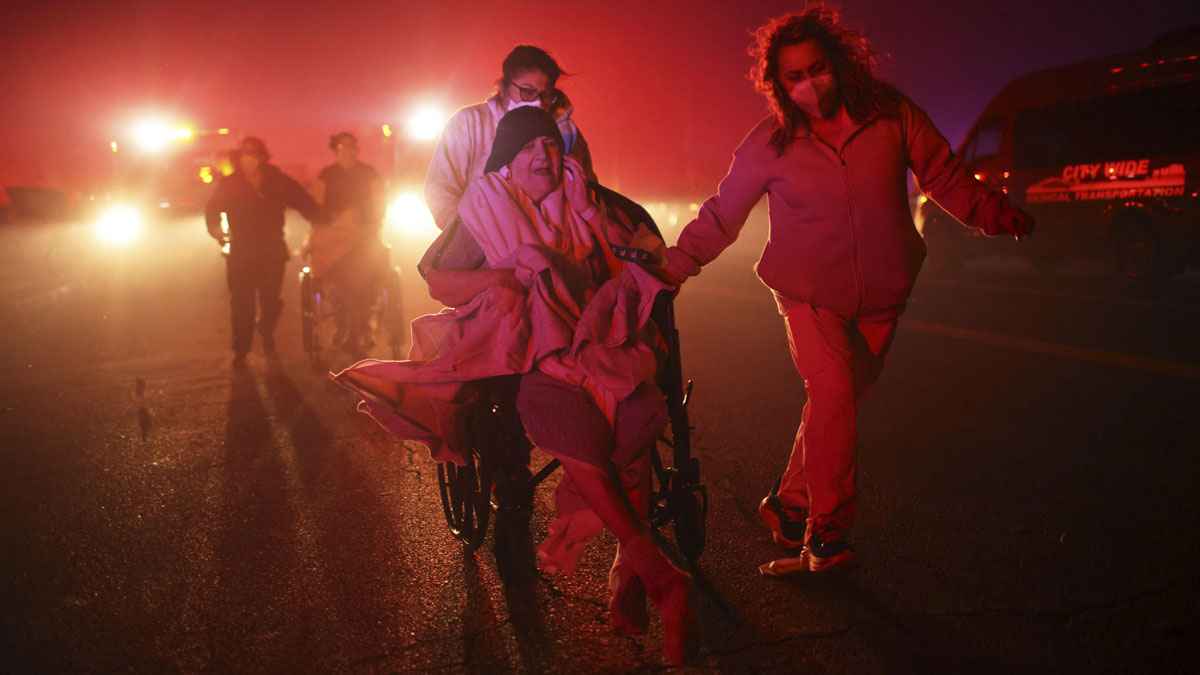 লস অ্যাঞ্জেলেসে ৭০ হাজার মানুষকে বাড়ি ছাড়ার নির্দেশ, ২ জনের মৃত্যু