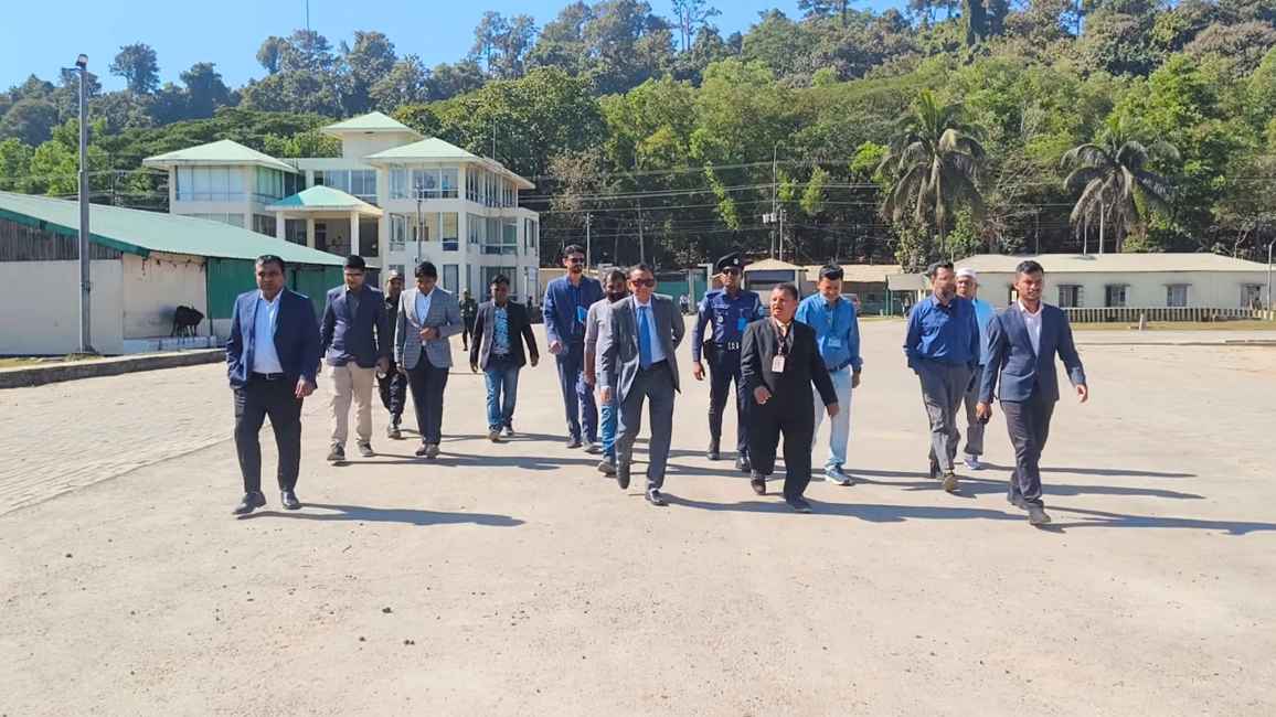 টেকনাফ স্থলবন্দরে মিয়ানমারে চলমান যুদ্ধের প্রভাব