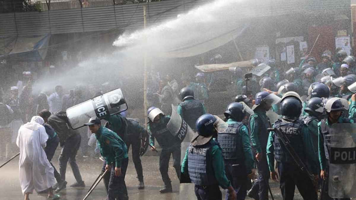 শাহবাগে শিক্ষকদের সমাবেশে পুলিশের লাঠিপেটা, জলকামান