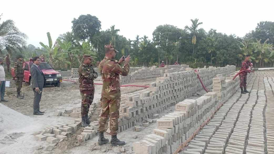 পানি ছিটিয়ে অবৈধ ইটভাটা বন্ধ করেছে প্রশাসন
