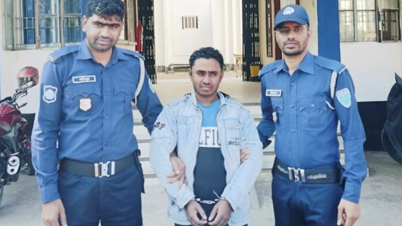 যুবকের কাছে মিলল ১২০০ ইয়াবা