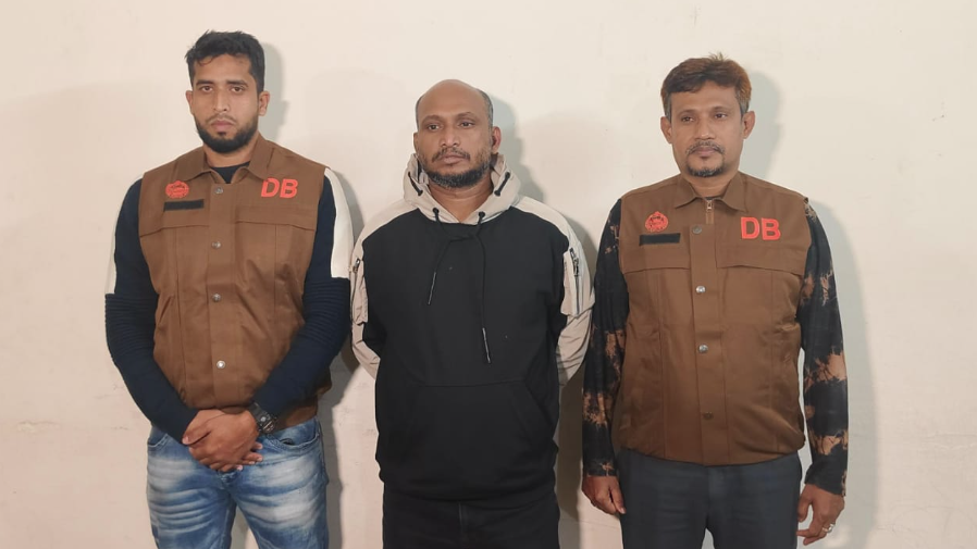 চাঁদার দাবিতে ব্যবসায়ীকে তুলে নিয়ে গুলি, গ্রেফতার ১