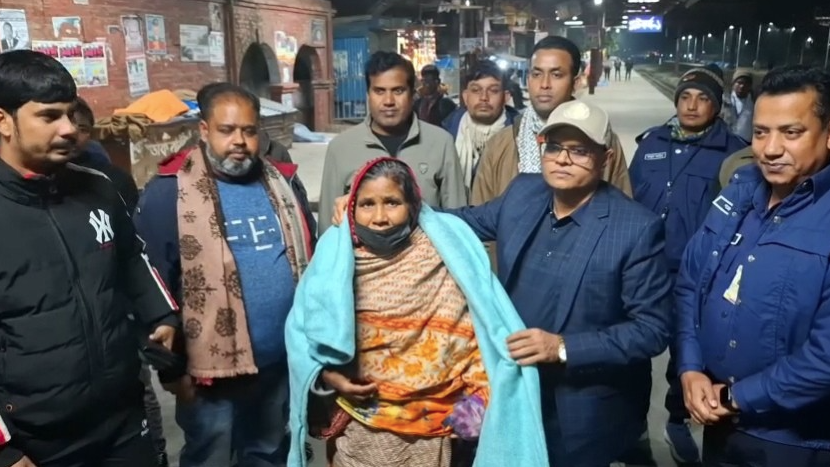 গভীর রাতে শীতার্তদের গায়ে কম্বল জড়িয়ে দিলেন পুলিশ সুপার