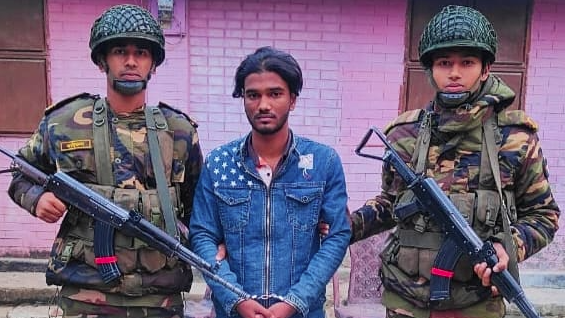 কুমিল্লায় সেনাবাহিনীর অভিযানে শর্টগানসহ যুবক আটক