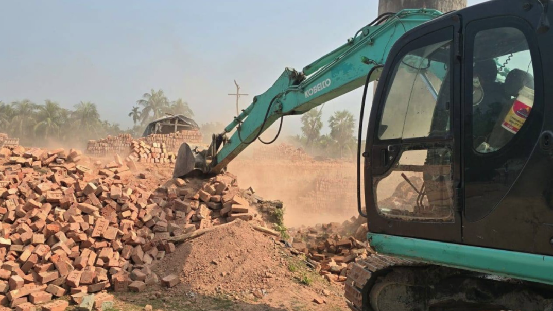 রাজাপুরে অবৈধ ইট ভাটা ধ্বংস, লাখ টাকা জরিমানা