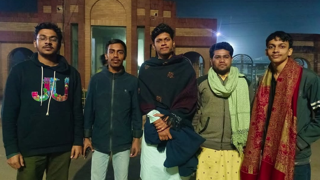 শীতার্তদের গায়ে কম্বল জড়িয়ে দিল 'লাল সবুজ উন্নয়ন সংঘ'